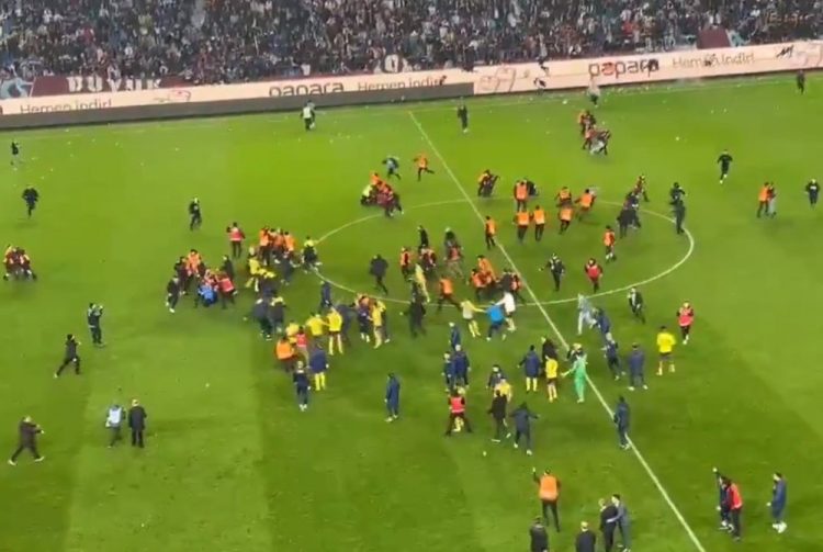 VIDEO/ Dhunë në futbollin turk, tifozët futen në fushë dhe godasin futbollistët e Fenerbahçes
