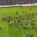 VIDEO/ Dhunë në futbollin turk, tifozët futen në fushë dhe godasin futbollistët e Fenerbahçes