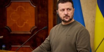 Lufta në Ukrainë/ Zelensky: Lojërat politike të aleatëve kufizojnë mbrojtjen tonë dhe shkaktojnë viktima