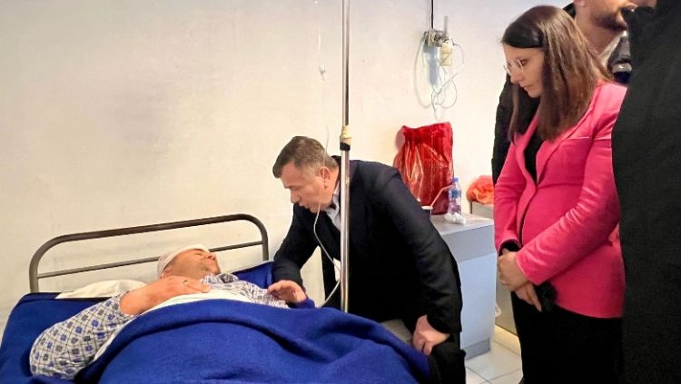 Shpërthimi i fortë në Lushnje, Balla viziton të plagosurit në spital 
