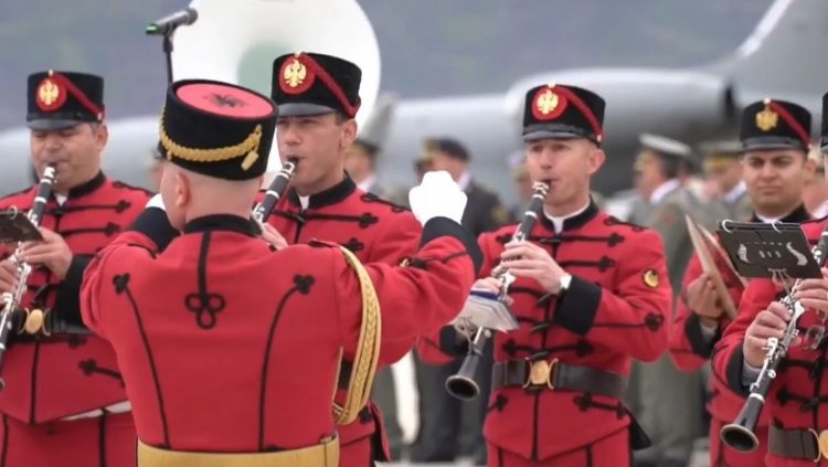 Live/ Nis ceremonia e hapjes së bazës ajrore taktike të NATO-s në Kuçovë