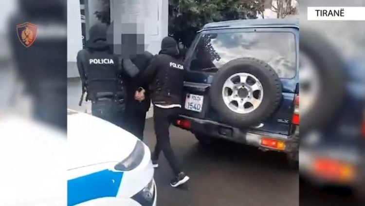 Tiranë, kanos me armë 26 vjeçarin pas konfliktit për pronën, në banesë i gjejnë krehra dhe municion luftarak