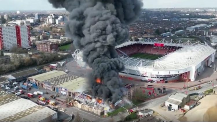 VIDEO/ Pak orë para ndeshjes, zjarr masiv pranë stadiumit anglez