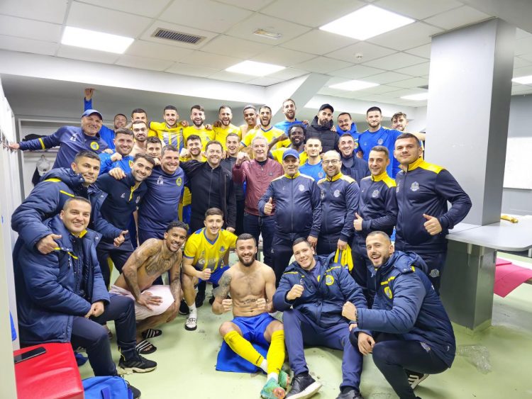 Elbasani pa fanella, mbulon me ngjitës emrat e futbollistëve
