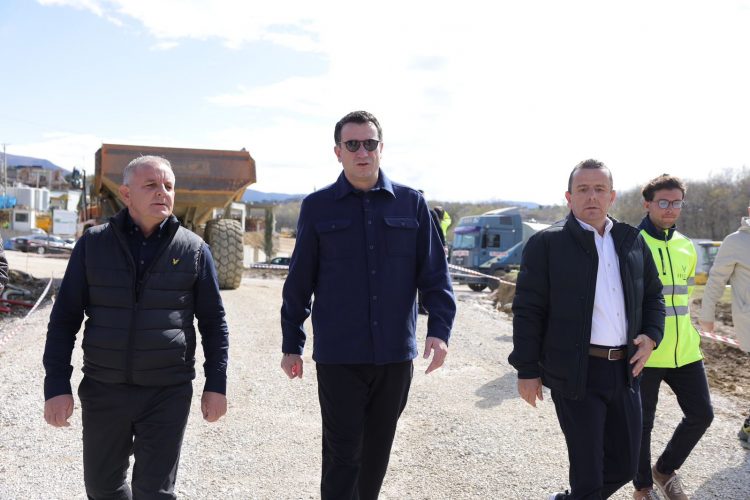 Veliaj inspekton punimet në rrugën e re që lidh Lundrën me autostradën Tiranë-Elbasan dhe Unazën e Madhe 