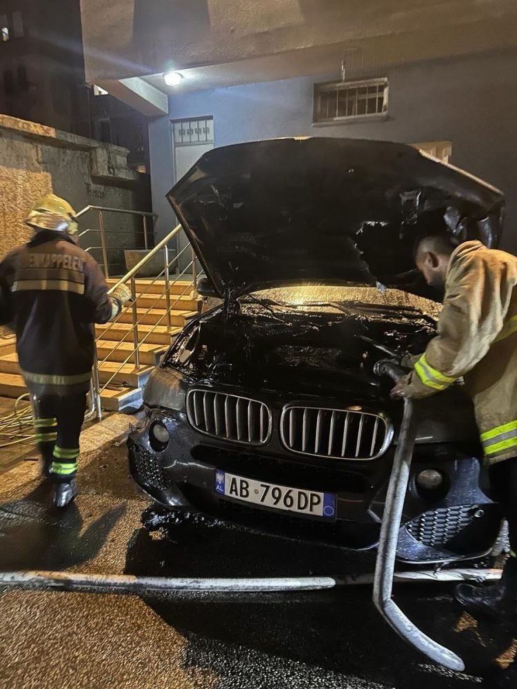 Digjet gjatë natës një makinë në Vlorë, dyshohet zjarrvënie e qëllimshme