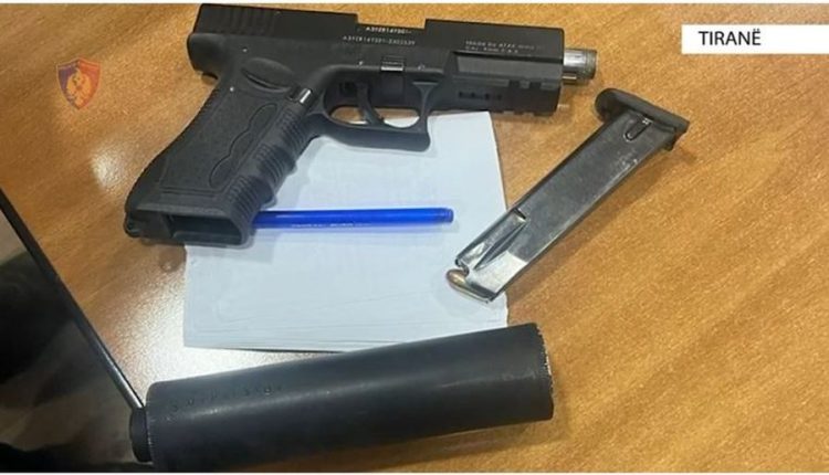 Transportuan armë zjarri nga Kosova me qëllim shitjen në Tiranë, arrestohen dy persona