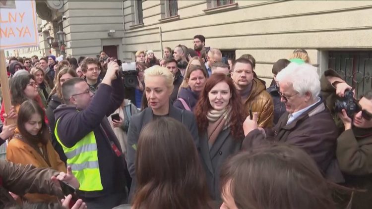 Mijëra rusë përmbushin “dëshirën e fundit” të Navalny-t, protesojnë në qendrat e votimit