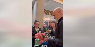 “Nuk ka lule që ua merr nurin grave”, Rama dhuron trëndafila rozë për 8 Mars
