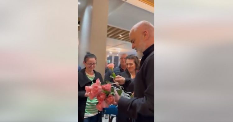 “Nuk ka lule që ua merr nurin grave”, Rama dhuron trëndafila rozë për 8 Mars