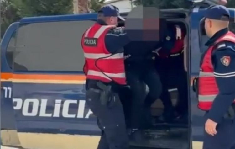 Vodhi para në një market nën kërcënimin e armës, arrestohet 25-vjeçari në Qerret