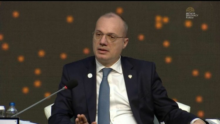 Hasani nga Turqia: BE të luajë rol në zgjidhjen e krizave globale