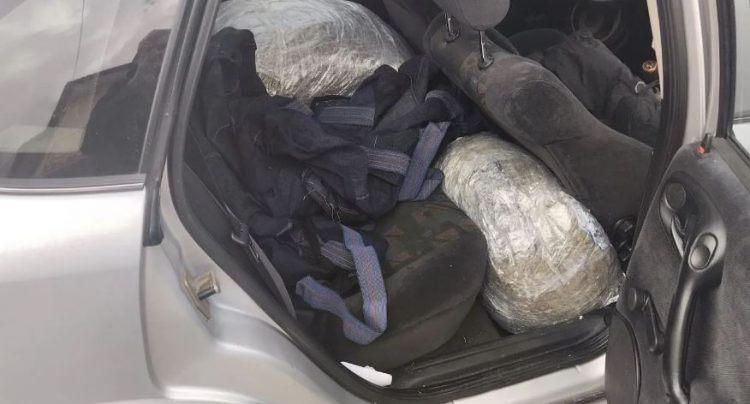 Kapet një ngarkesë me rreth 100 kg kanabis në Igumenicë/Në pranga dy persona, mes tyre një shqiptar