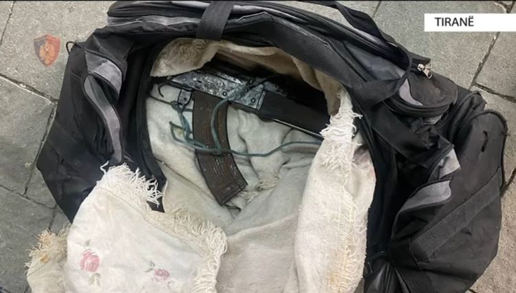 Transportuan armë zjarri me autobus me qëllim për ta shitur, arrestohen 2 persona