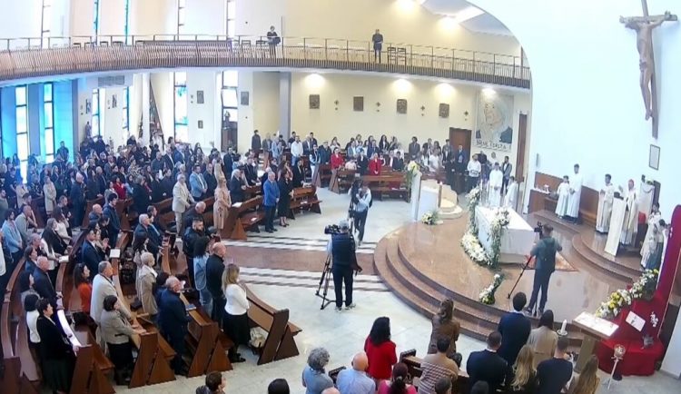 Besimtarët katolikë kremtojnë Pashkën