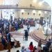 Besimtarët katolikë kremtojnë Pashkën
