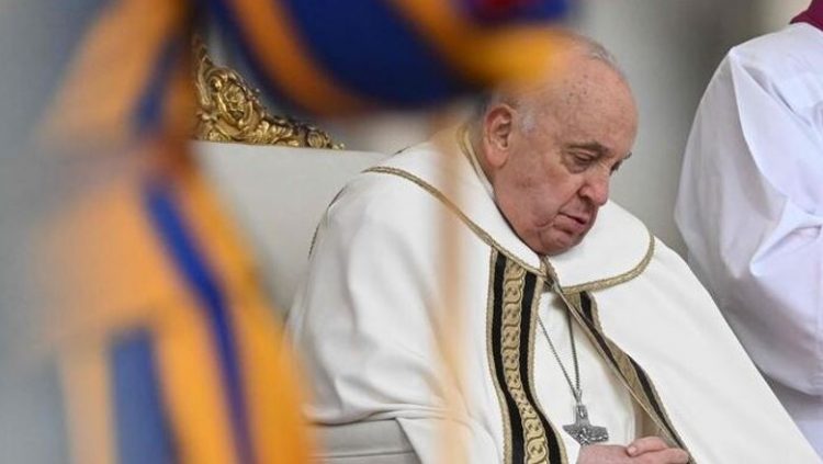 Në gjendje të rëndë shëndetësore, Papa Françesku udhëheq meshën e Pashkëve