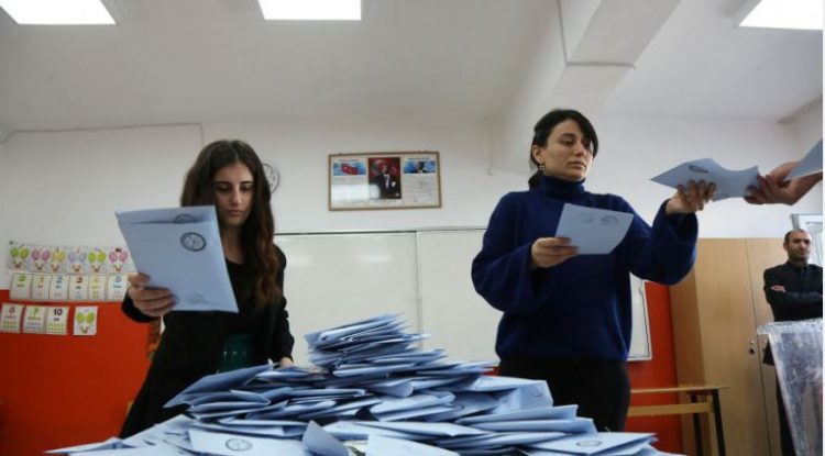Rezultatet paraprake të zgjedhjeve në Turqi/Në Stamboll dhe Ankara Erdogan kalon forcë e dytë, ja kush kryeson