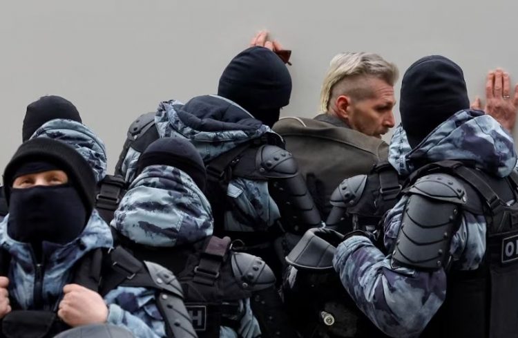 Morën pjesë në homazhet për Navalnyn, mbi 100 persona të arrestuar në Rusi