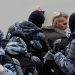 Morën pjesë në homazhet për Navalnyn, mbi 100 persona të arrestuar në Rusi