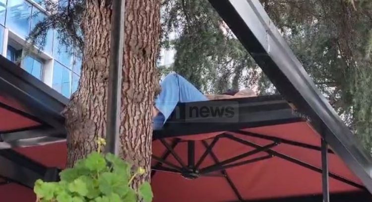 Durrës/ Një vajzë e hedhin nga kati i dytë i hotelit