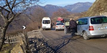 Trajleri me targa turke ngec në bypass-in e Rrugës së Arbrit, bllokohet qarkullimi për mjetet në të dyja kahet