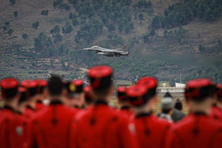 Hapja e bazës ajrore të NATO-s në Kuçovë/ Ambasada e SHBA: Shqipëria, e palëkundur për mbrojtjen e paqes
