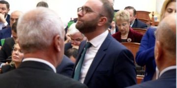 Bardhi akuza Felajt: Po falsifikon votimin, në sallë janë vetëm 68 deputetë
