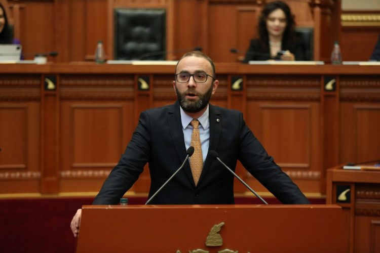 Gazment Bardhi: Qeveria e zhytur në vjedhje, po jepen 400 milionë euro për portin e Durrësit
