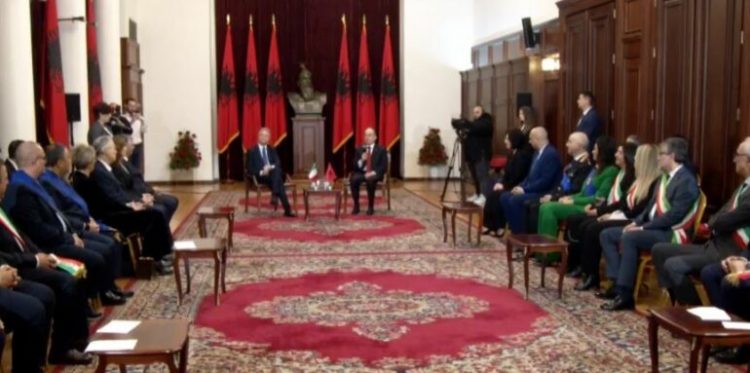 Begaj pret përfaqësuesit e komunave arbëreshe: Po jetojmë kohë të vështira, duhet të jemi bashkë