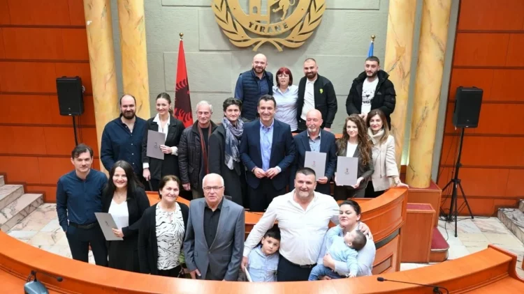 11 persona marrin shtetësinë shqiptare, Veliaj: Të gjithë bashkë ta bëjmë Shqipërinë më të mirë