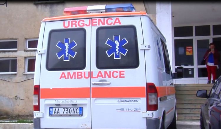 U përplas nga makina sapo doli nga shtëpia, ndërron jetë në spital punonjësja e pastrim-gjelbërimit në bashkinë Delvinë