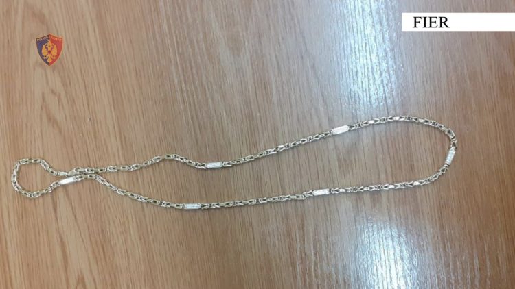 Grabiti një argjendari në qendër të qytetit të Fierit, arrestohet 35-vjeçari