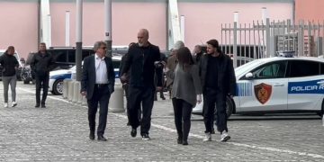 Rama në Shkodër, inspekton mjediset e jashtme të stadiumit me kreun e bashkisë dhe presidentin e Vllaznisë