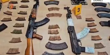 Durrës/ Zbulohet bazë armësh që furnizonte grupet kriminale, dy të arrestuar