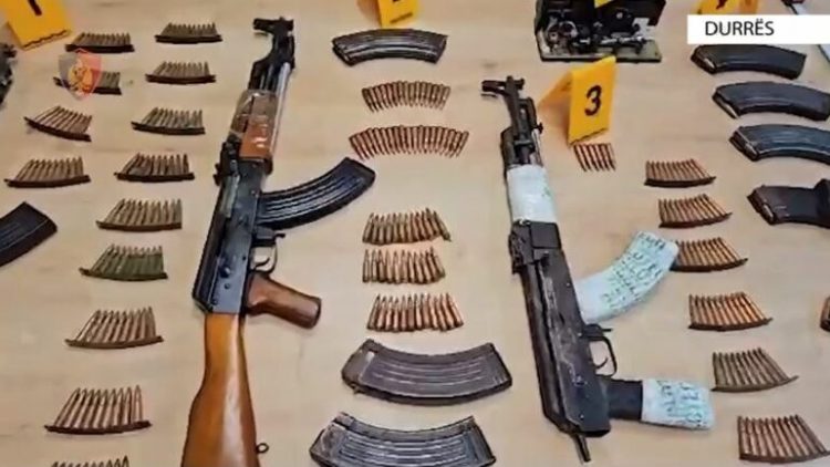 Durrës/ Zbulohet bazë armësh që furnizonte grupet kriminale, dy të arrestuar