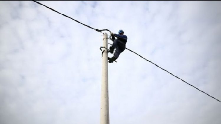 Emri/Elektricisti bie në kontakt me rrymën në Bulqizë, dërgohet me urgjencë në spital 