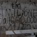 “Eni milioneri, 1 milion dollarë”, mbishkrimi mbi murin e kasolles ku fëmijët groposën babanë në Durrës