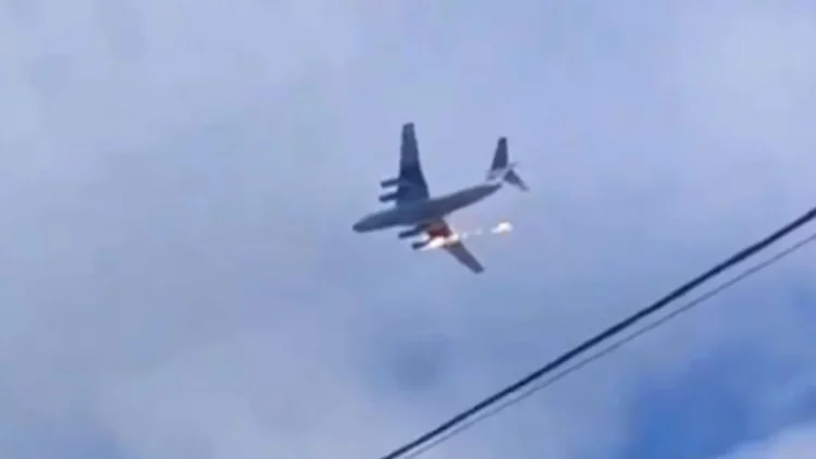 Video/Rrëzohet avioni rus me 15 persona në bord! Mori flakë në ajër, pilotët u përpoqën të… 