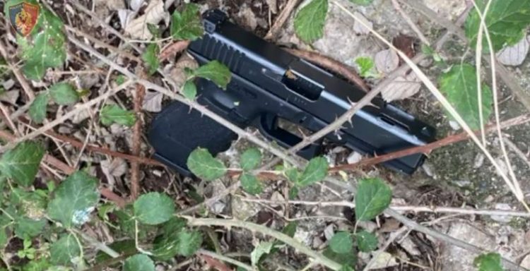 Hodhën pistoletat kur u pikasën nga policia, 3 të arrestuar. Sekuestrohen edhe 2 mjete të blinduara