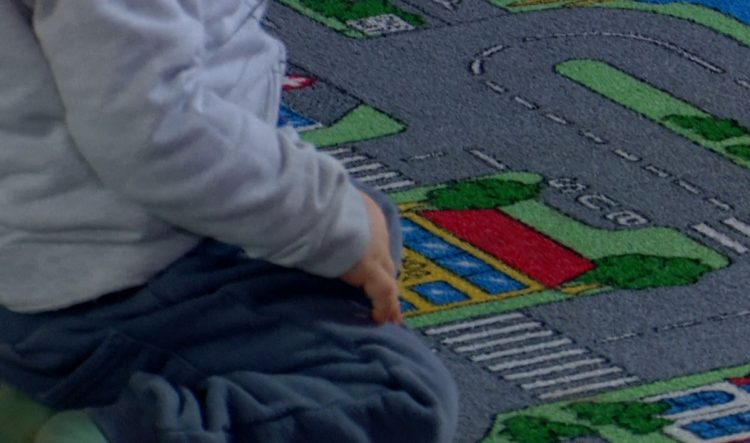 Braktisja e foshnjeve, që në maternitet. Kryesisht nga nënat e vetme dhe studentet 