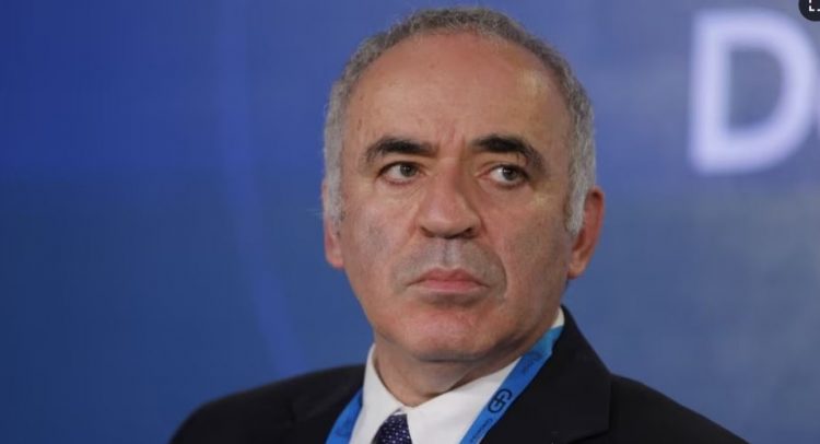 Rusia e fut në listën e “terroristëve” kritikun e Kremlinit, Garry Kasparov
