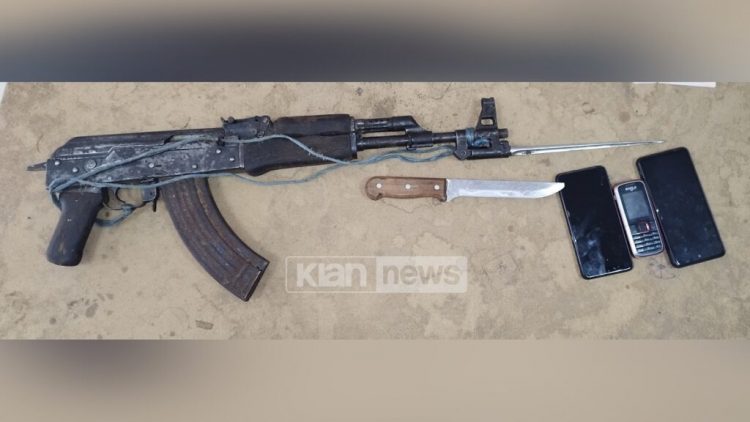 Nga Korça në Tiranë me kallashnikov brenda autobusit, arrestohen në terminalin juglindor 2 të rinjtë