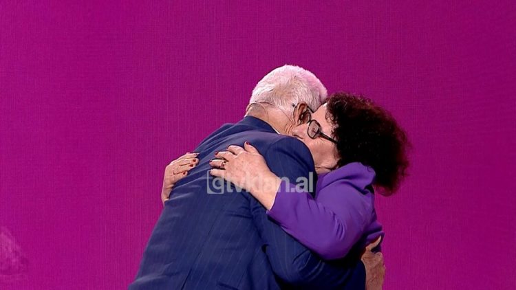 Dashuria që lindi nga dhimbja: Më dhe dorën për të filluar një jetë të re për të dytën herë 