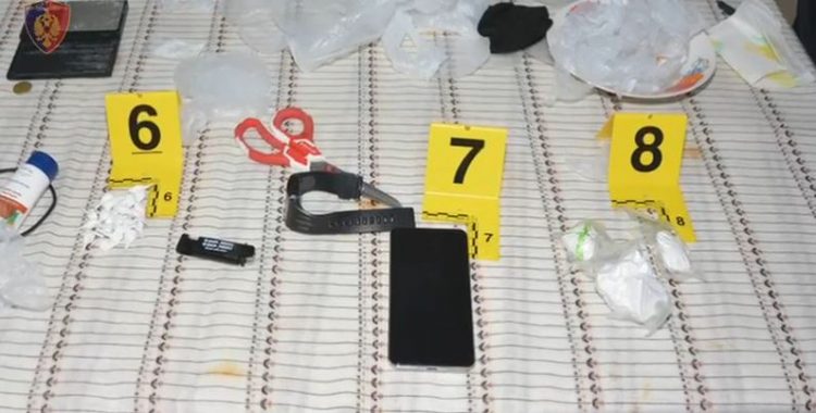 Emrat/ Morën apartament me qira dhe e përshtatën për përpunim droge, arrestohen 5 persona, mes tyre 1 i mitur