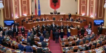 Video/ Deputeti opozitar i bie foltores me grushte dhe shkon drejt ministrave, e ndalon Garda