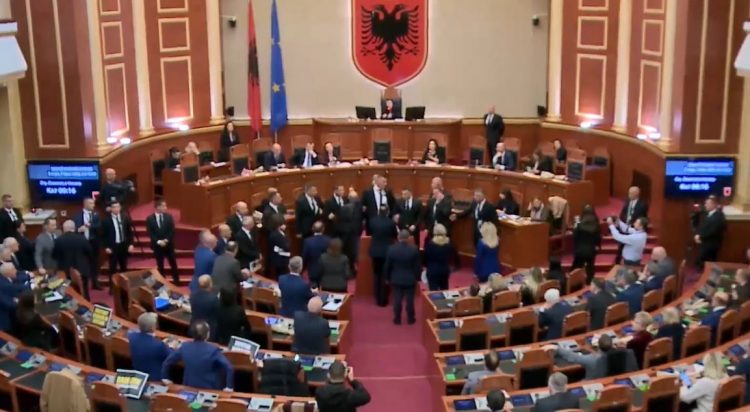 Video/ Deputeti opozitar i bie foltores me grushte dhe shkon drejt ministrave, e ndalon Garda