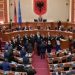 Video/ Deputeti opozitar i bie foltores me grushte dhe shkon drejt ministrave, e ndalon Garda