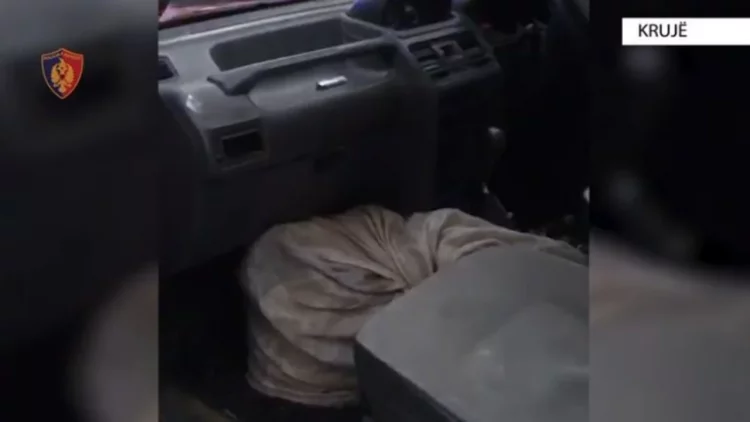 Po transportonin drogë, në pranga dy trafikantët në Krujë. Policia u gjen thesin e kanabisit në makinë