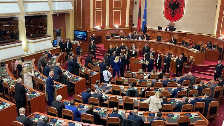 Mbyllet seanca plenare, mazhoranca voton projektligjet, opozita kundërshton